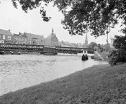 856674 Gezicht op de Rijnhuizerbrug (draaibrug) over het Merwedekanaal te Nieuwegein. Op de achtergrond de huizen aan ...